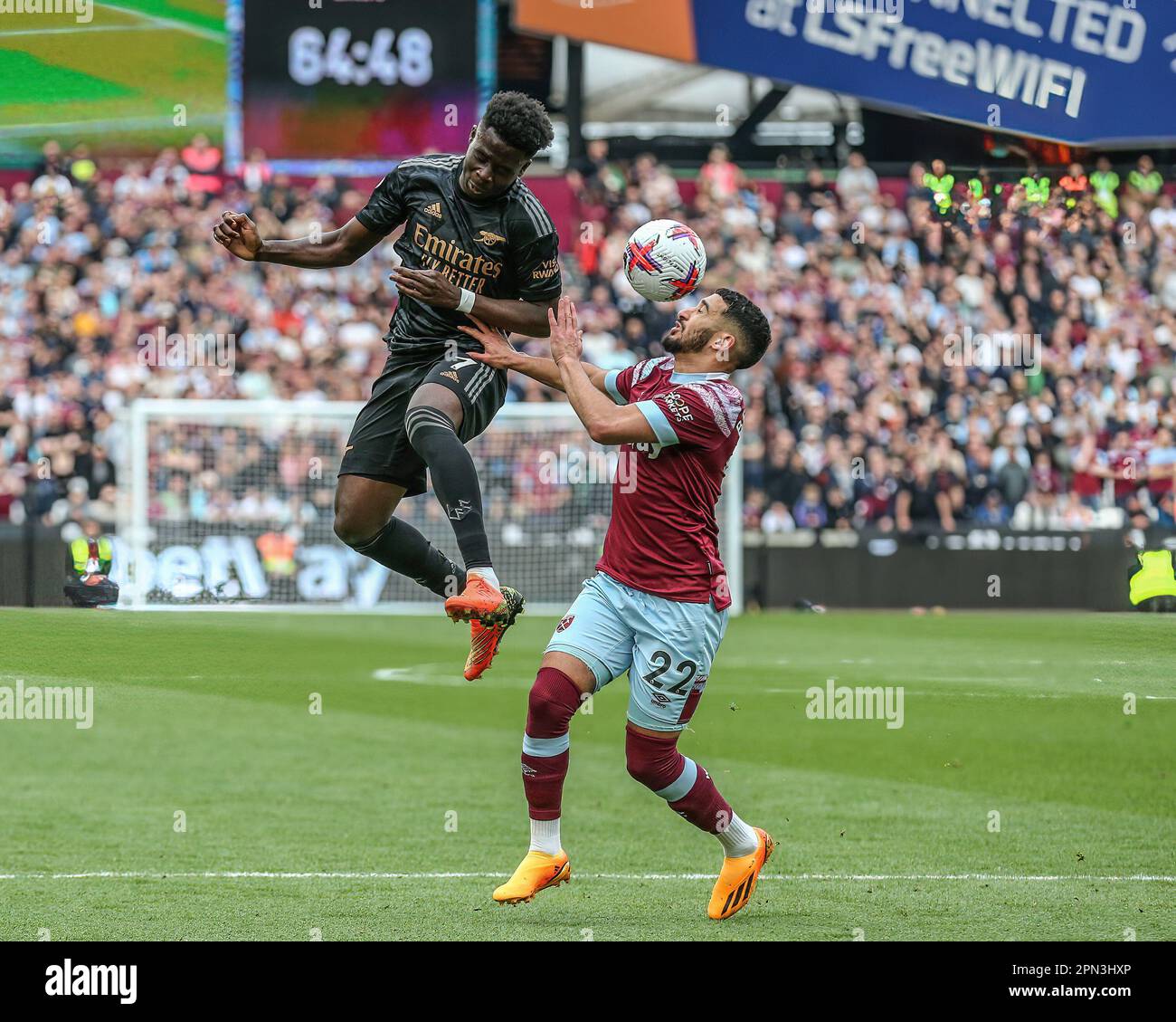 Said Benrahma #22 di West Ham United vince la palla da Bukayo Saka #7 dell'Arsenal durante la partita della Premier League West Ham United vs Arsenal al London Stadium, Londra, Regno Unito, 16th aprile 2023 (Foto di Arron Gent/News Images) Foto Stock