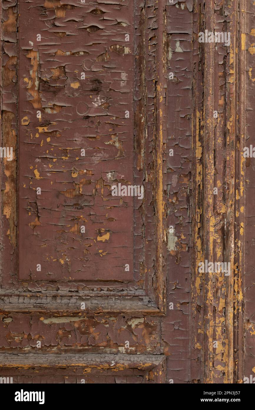 Particolare di una porta in legno marrone con distacco della vernice Foto Stock