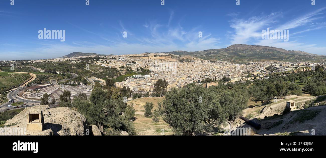 FES, Marocco: Skyline della città con la vecchia medina e la Ville Nouvelle circondata dalle colline viste dalla fortificazione Borj Sud (Burj al-Janub) Foto Stock