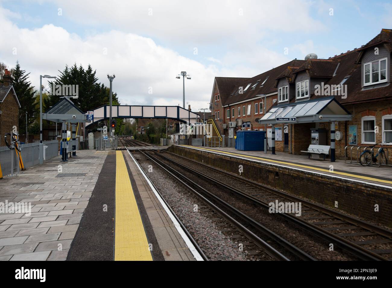 Datchet, Berkshire, Regno Unito. 15th aprile 2023. Piattaforme deserte alla stazione ferroviaria di Datchet nel Berkshire. Questo fine settimana non ci sono stati servizi ferroviari sulla linea South Western Railway da Windsor ed Eton Riverside a Hounslow a causa di lavori di ingegneria essenziali. Gli autobus per la sostituzione delle ferrovie venivano tuttavia forniti. Credit: Maureen McLean/Alamy Live News Foto Stock