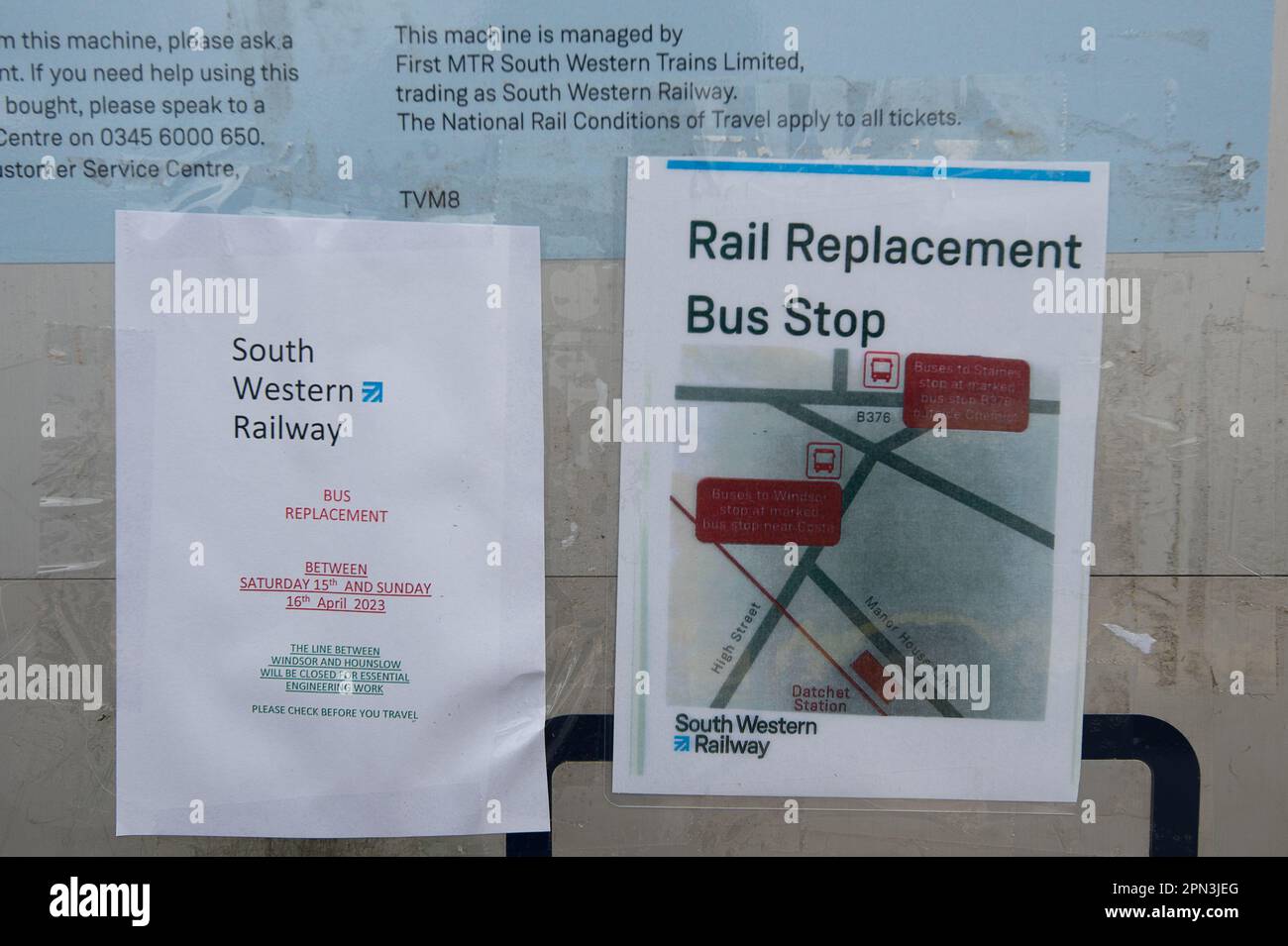 Datchet, Berkshire, Regno Unito. 15th aprile 2023. Un avviso per i passeggeri presso la stazione Datchet nel Berkshire. Questo fine settimana non ci sono stati servizi ferroviari sulla linea South Western Railway da Windsor ed Eton Riverside a Hounslow a causa di lavori di ingegneria essenziali. Gli autobus per la sostituzione delle ferrovie venivano tuttavia forniti. Credit: Maureen McLean/Alamy Live News Foto Stock