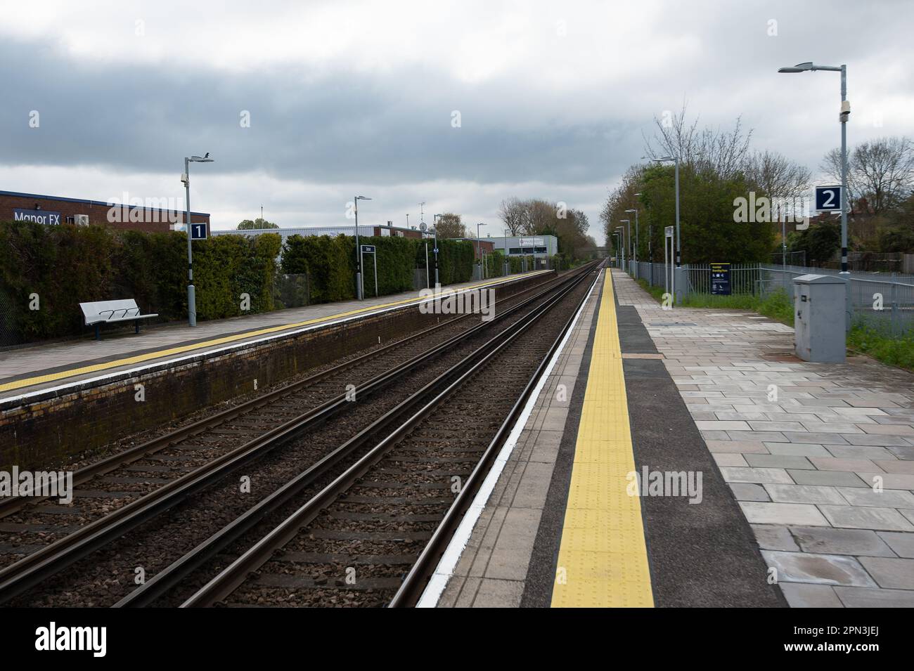 Datchet, Berkshire, Regno Unito. 15th aprile 2023. Piattaforme deserte alla stazione ferroviaria di Datchet nel Berkshire. Questo fine settimana non ci sono stati servizi ferroviari sulla linea South Western Railway da Windsor ed Eton Riverside a Hounslow a causa di lavori di ingegneria essenziali. Gli autobus per la sostituzione delle ferrovie venivano tuttavia forniti. Credit: Maureen McLean/Alamy Live News Foto Stock