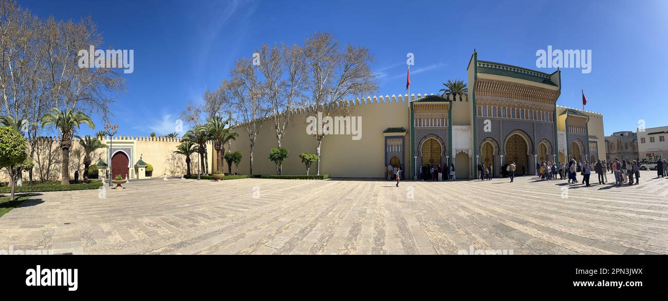 FES, Marocco: Vista delle porte principali del Palazzo reale (Dar al-Makhzen), il palazzo del re del Marocco costruito nel 1276, a Place des Alaouites Foto Stock