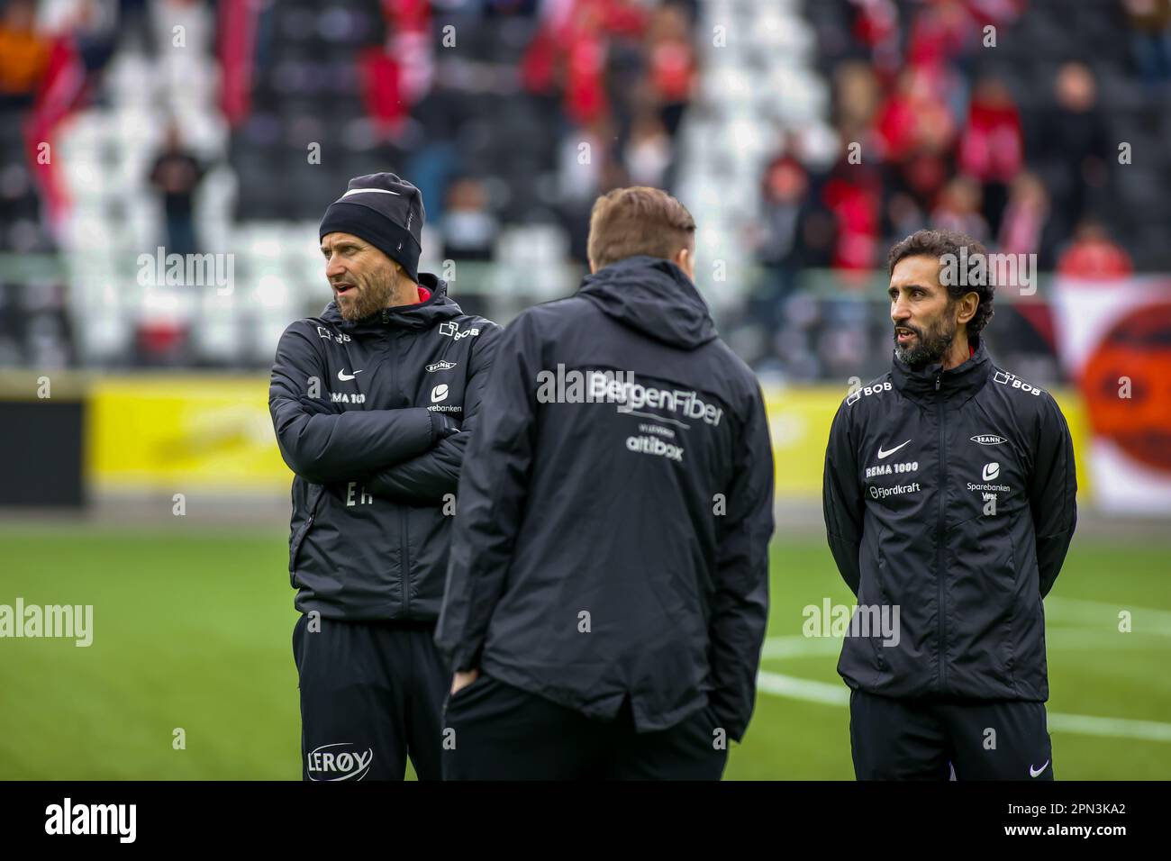 Skien, Norvegia, 16th aprile 2023. Norvegese Eliteserien: Dispari v Brann, Skien, Norvegia. Branns coaching staff prima della partita. Il manager Erik Horneland è sulla sinistra. Credit: Frode Arnesen/Alamy Live News Foto Stock