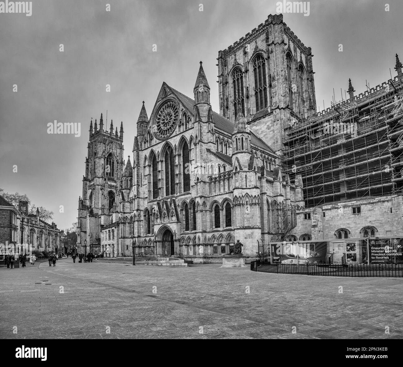 York Minster 7th ° secolo chiesa medievale gotica di San Pietro è una cattedrale e abbazia tutti rotolati in una che ha preso più di 250 anni per costruire. Foto Stock