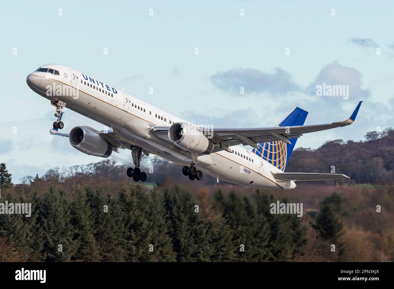 Un grande aereo Unito che prende il volo da una striscia di volo dell'aeroporto Foto Stock