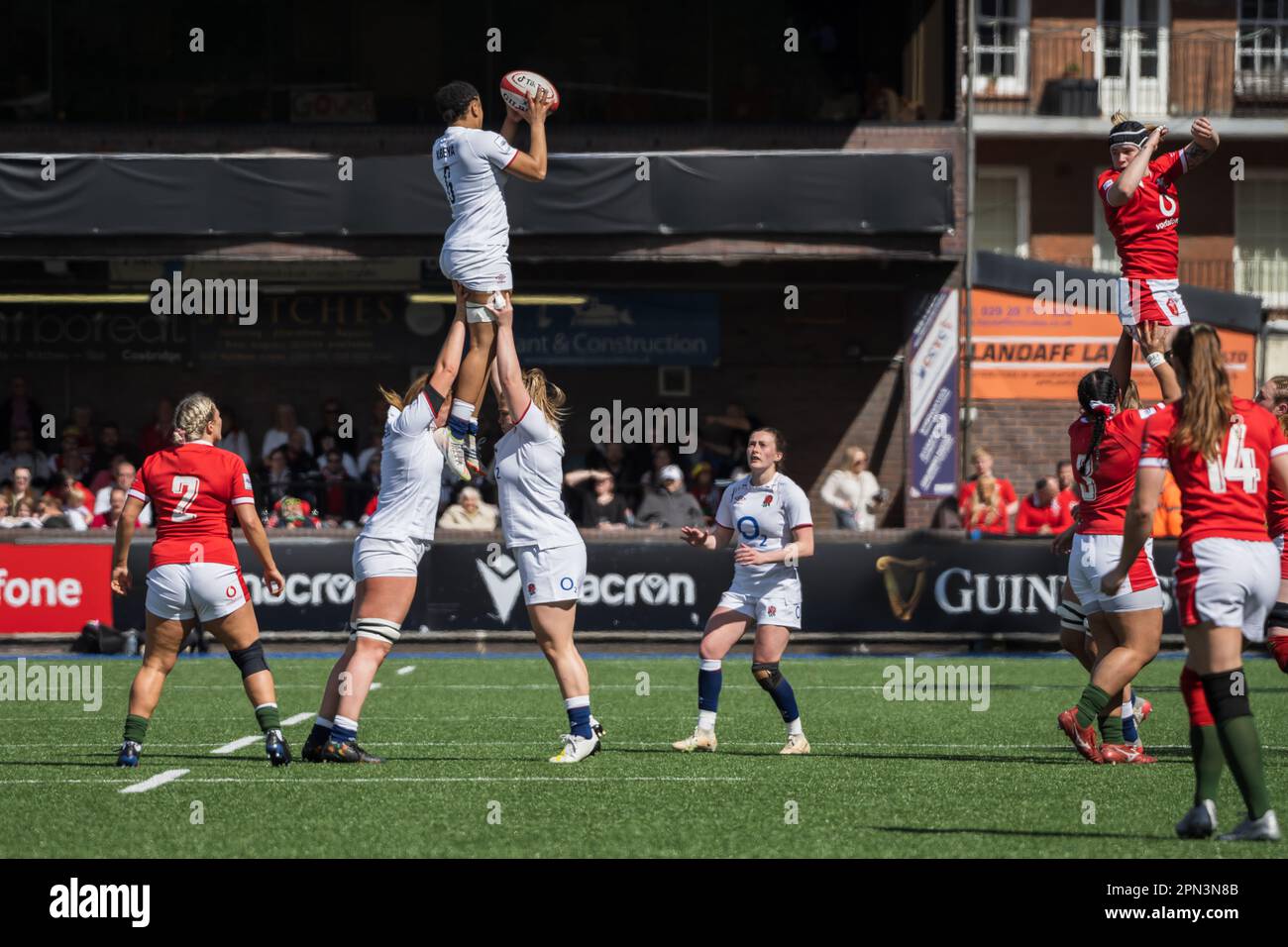 Cardiff, Galles. 15th aprile 2023. Sadia Kabeya prende la palla in fila durante la partita di rugby delle sei Nazioni di TikTok Women’s Six Nations, Galles contro Inghilterra, al Cardiff Park Arms Stadium di Cardiff, Galles. Credit: Sam Hardwick/Alamy Live News. Foto Stock