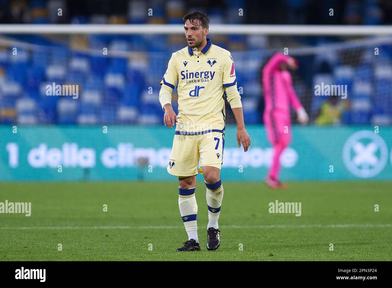 Napoli, Italia. 15 Apr, 2023. Simone Verdi di Hellas Verona durante la Serie A match tra SSC Napoli e Hellas Verona FC allo Stadio Diego Armando Maradona Napoli Italia il 15 aprile 2023. Credit: Franco Romano/Alamy Live News Foto Stock