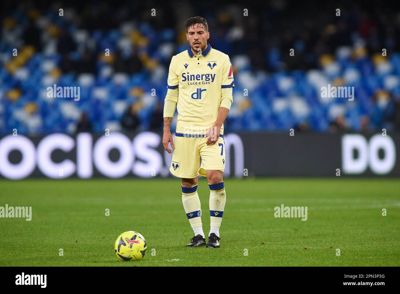 Napoli, Italia. 15 Apr, 2023. Simone Verdi di Hellas Verona durante la Serie A match tra SSC Napoli e Hellas Verona FC allo Stadio Diego Armando Maradona Napoli Italia il 15 aprile 2023. Credit: Franco Romano/Alamy Live News Foto Stock