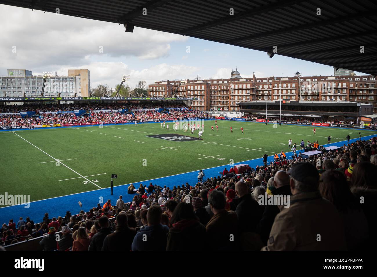 Cardiff, Galles. 15th aprile 2023. Il campo e la folla durante la partita di rugby delle sei Nazioni di TikTok Women's Six Nations, Galles contro Inghilterra al Cardiff Park Arms Stadium di Cardiff, Galles. Credit: Sam Hardwick/Alamy Live News. Foto Stock