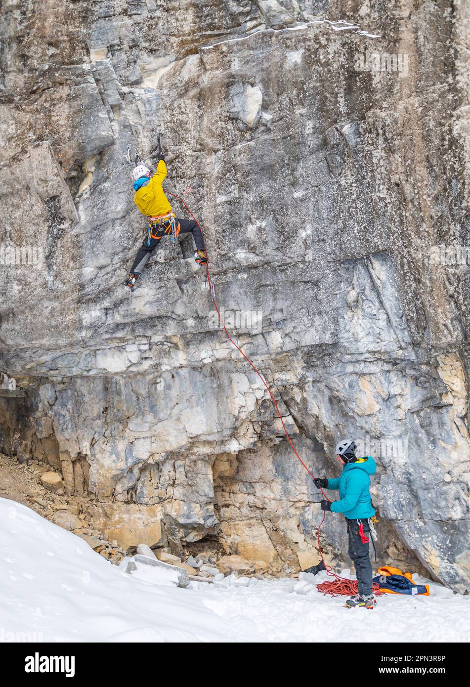 Freja Shannon si arrampica su un percorso misto nell'area di Haffner Creek nella British Columbia Canada Foto Stock