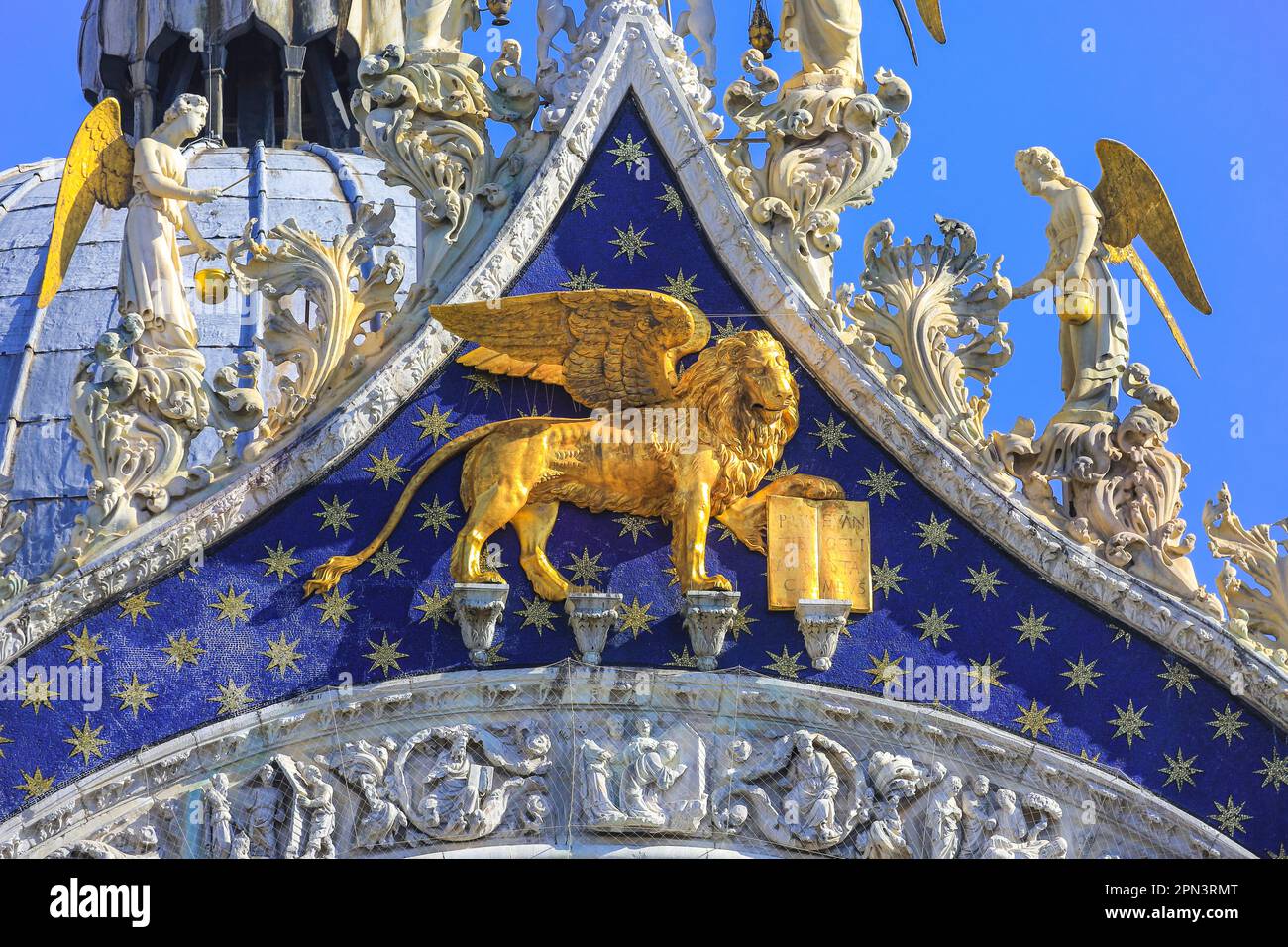 Basilica di San Marco Venezia, particolare del leone dorato, mosaici e statue d'angelo sul tetto, chiesa attaccata al Palazzo Ducale, Venezia, Italia, Europa Foto Stock