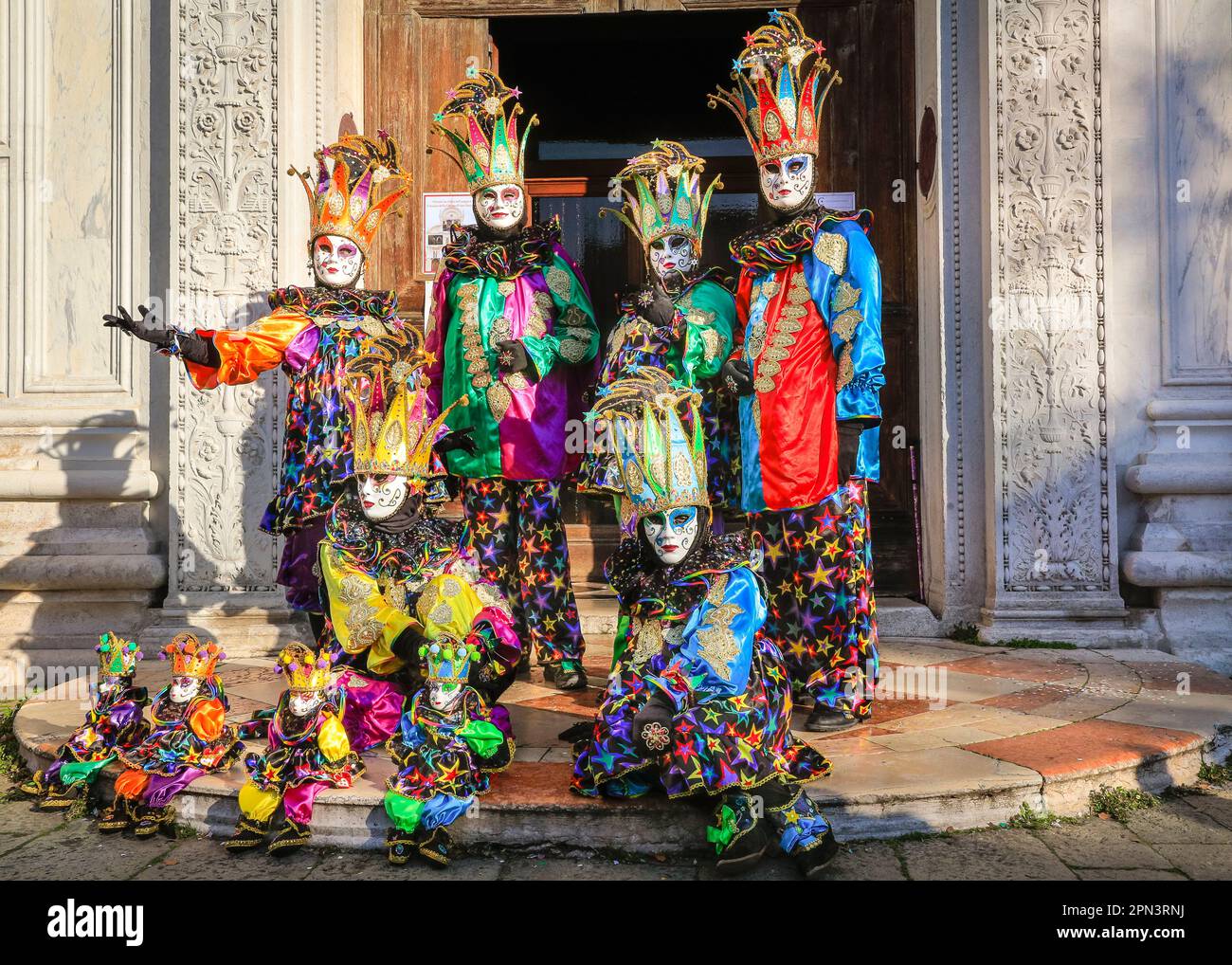 Carnevale di Venezia, gruppo di harlequins e jester costumi di abito  fantasia, posa, Venezia, Italia, Europa Foto stock - Alamy