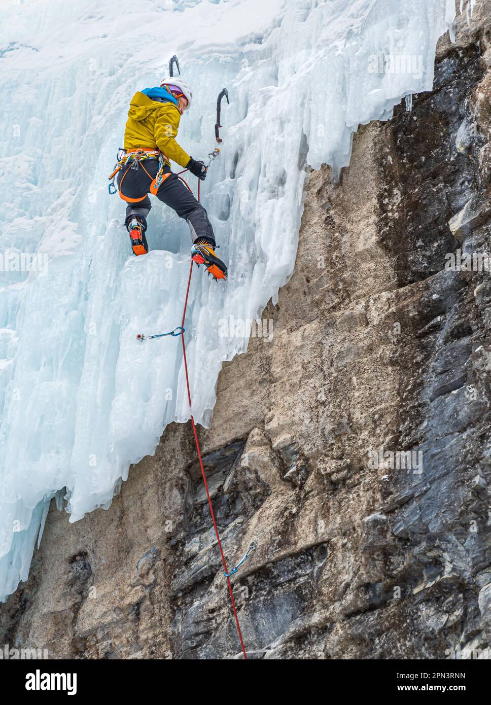 Freja Shannon si arrampica su un percorso misto nell'area di Haffner Creek nella British Columbia Canada Foto Stock