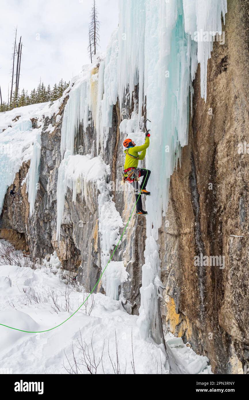 Elia Weber e Rowan Lovell si arrampicano nel torrente Haffner in Canada Foto Stock