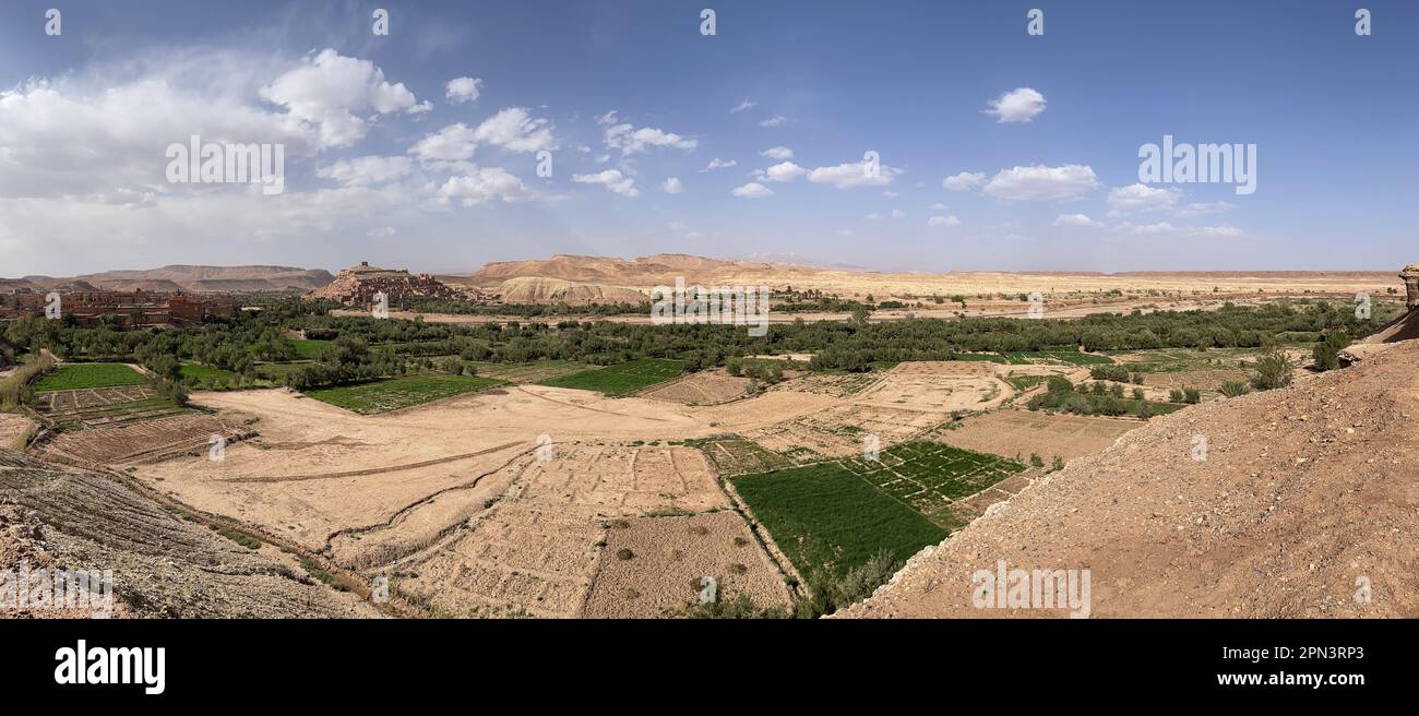 Marocco: La valle con Ait Benhaddou sullo sfondo, storico villaggio fortificato lungo l'ex rotta carovana tra Sahara e Marrakech Foto Stock