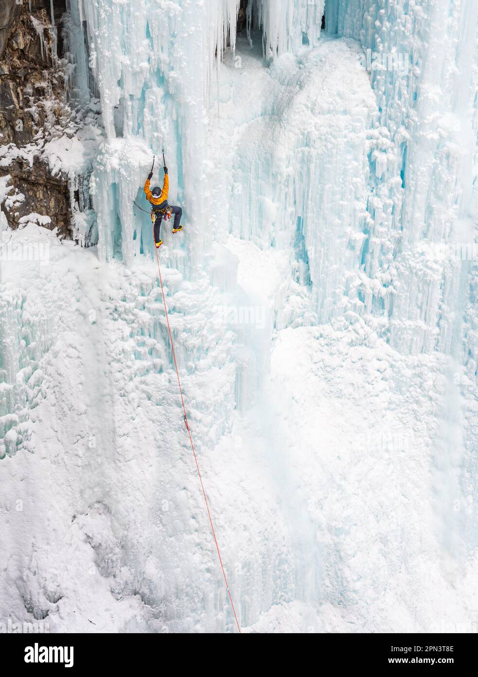 Doug Hollinger si arrampica su un percorso nel Johnston Canyon in Canada Foto Stock