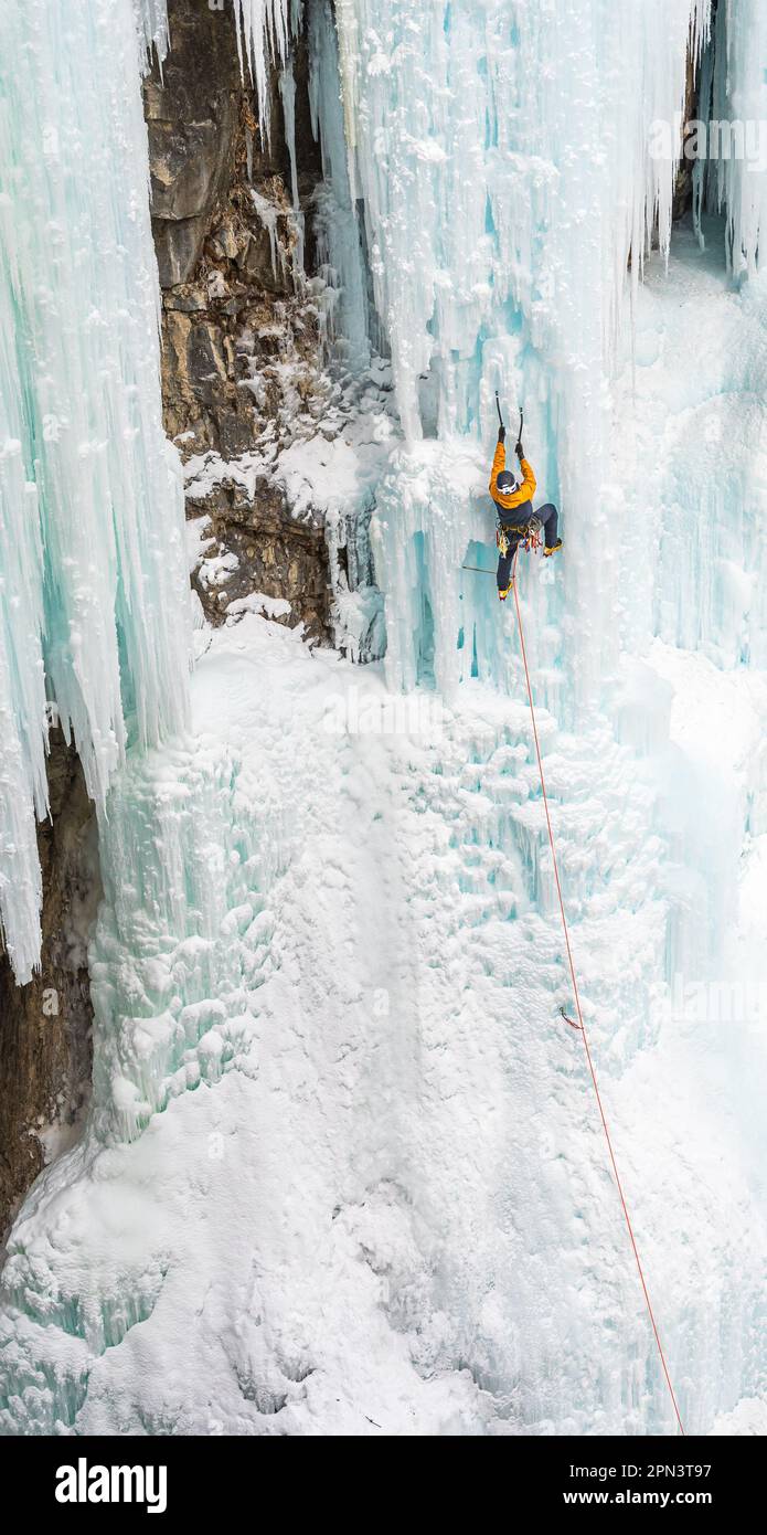 Doug Hollinger si arrampica su un percorso nel Johnston Canyon in Canada Foto Stock