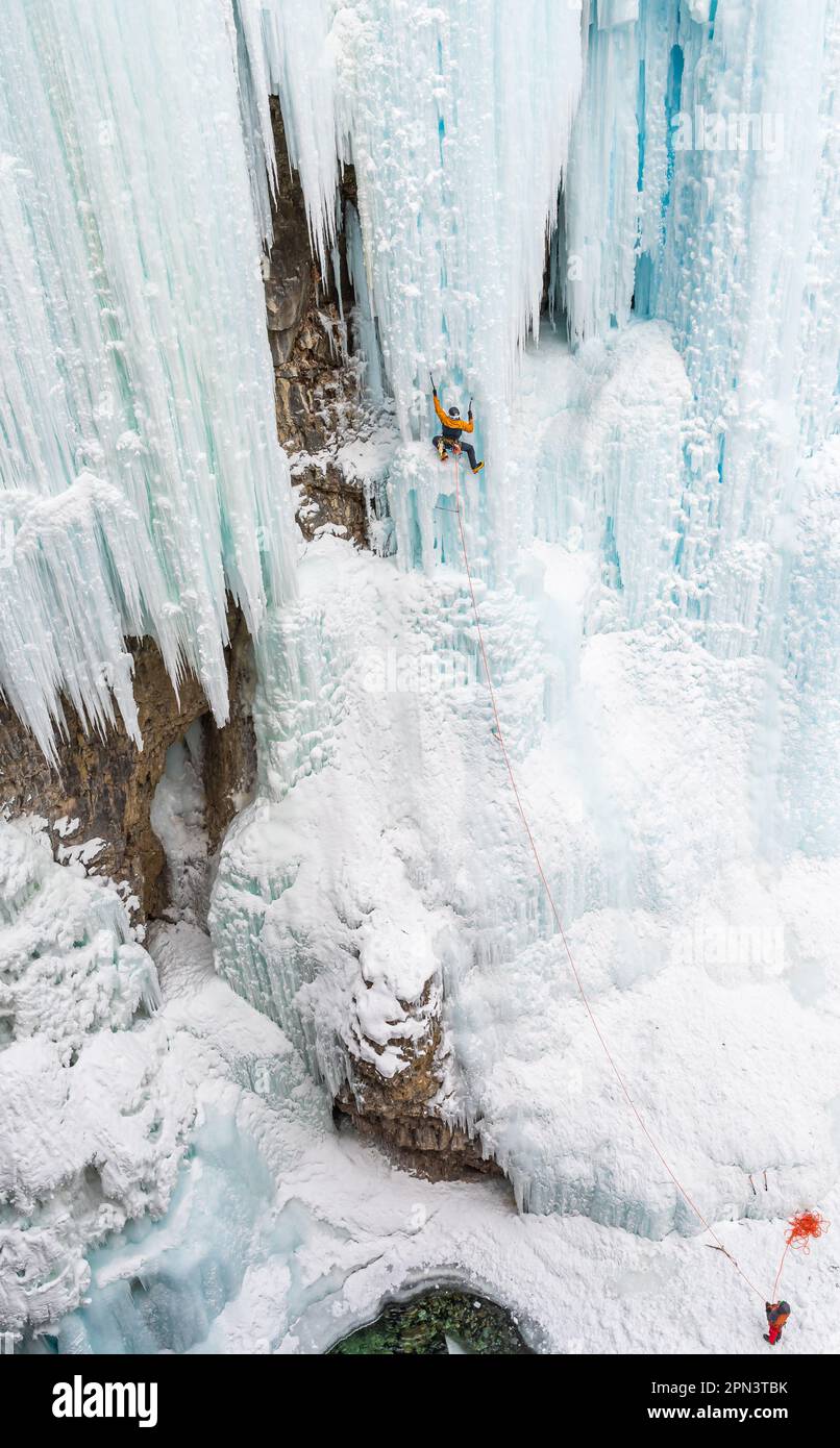 Doug Hollinger si arrampica su un percorso nel Johnston Canyon in Canada Foto Stock
