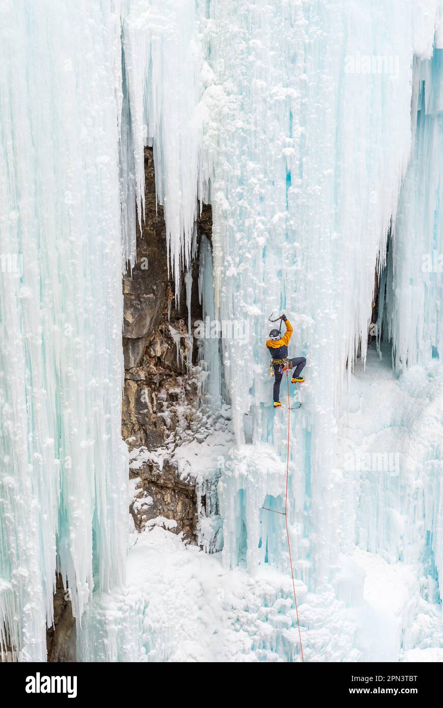Doug Hollinger si arrampica su un percorso nel Johnston Canyon in Canada Foto Stock