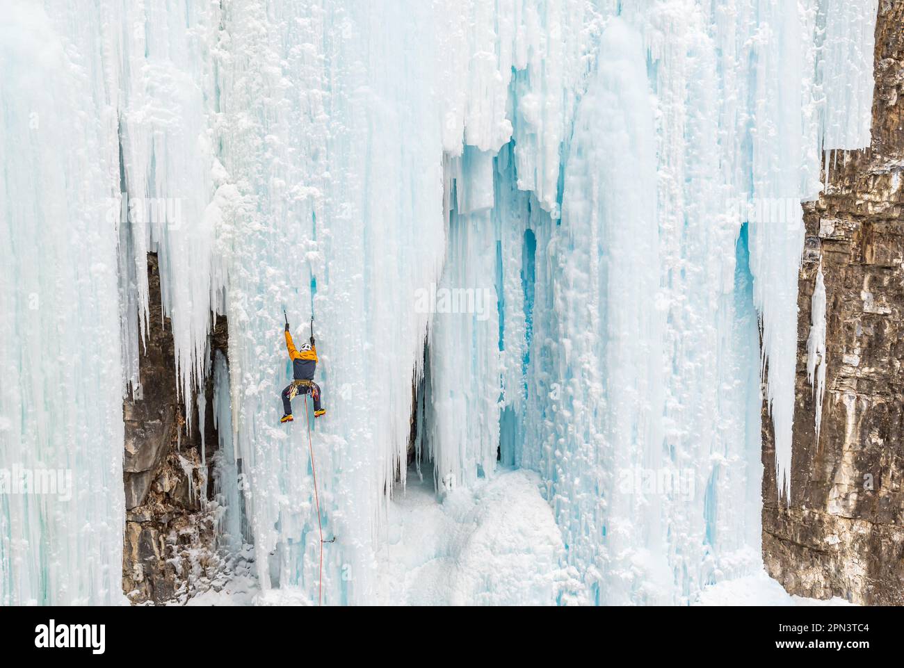 Doug Hollinger si arrampica su un percorso nel Johnston Canyon in Canada Foto Stock