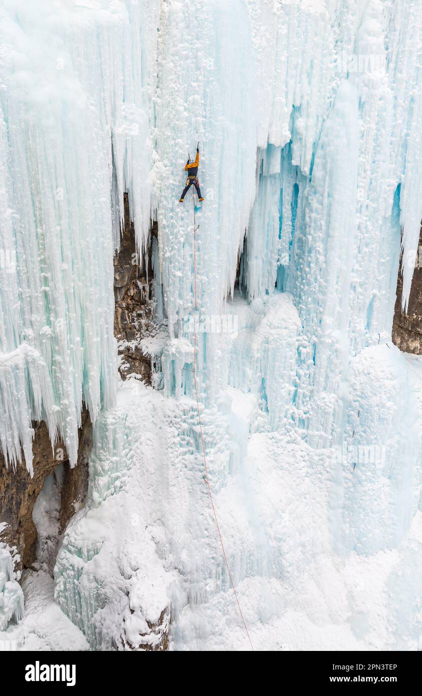 Doug Hollinger si arrampica su un percorso nel Johnston Canyon in Canada Foto Stock