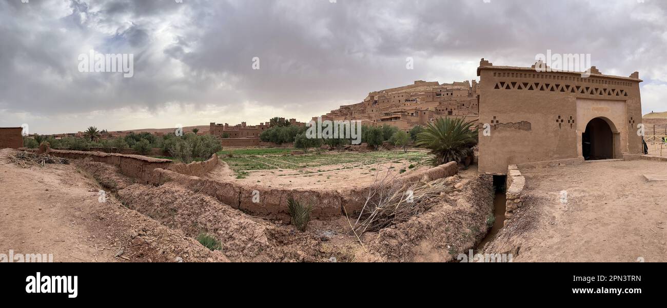 Marocco: Le antiche mura e lo skyline di Ait Benhaddou, storico villaggio fortificato lungo l'ex rotta carovana tra il Sahara e Marrakech Foto Stock