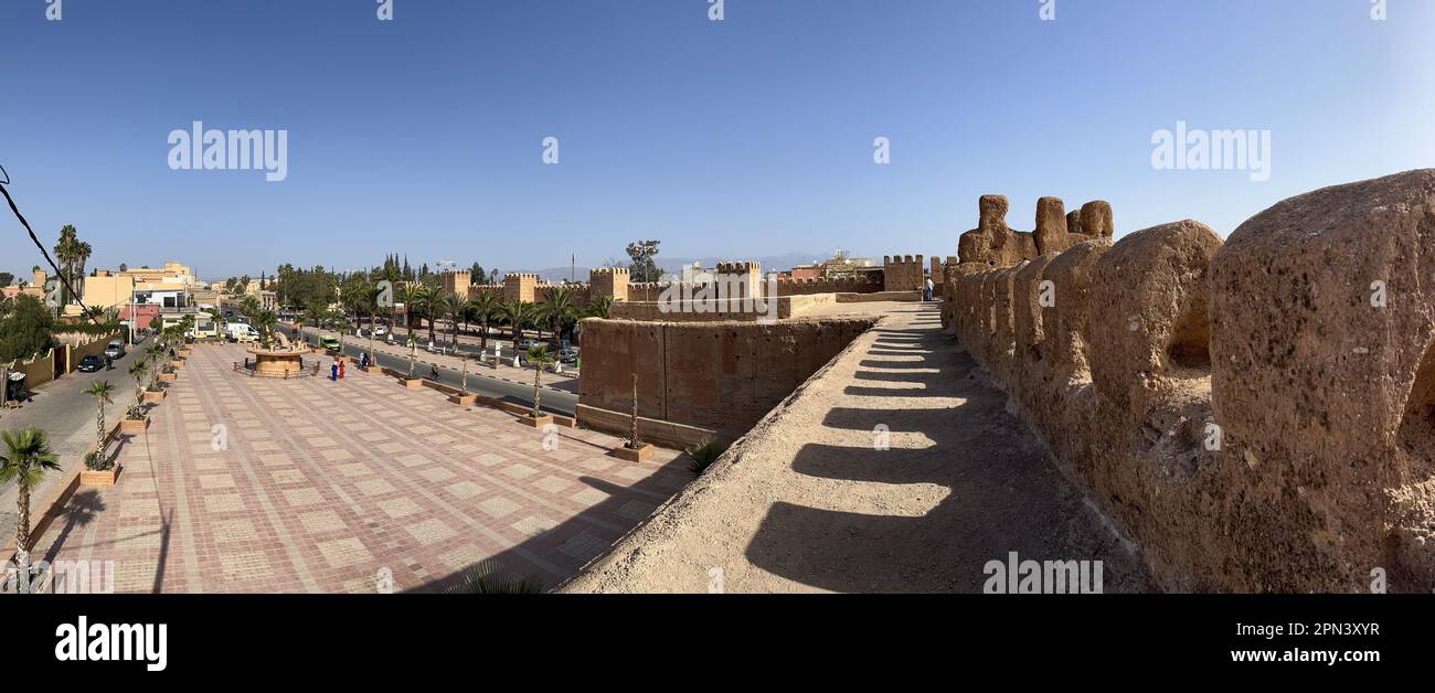 Marocco, Africa: Vista dei bastioni circostanti di Taroudant, città nella valle del Sous lungo la strada per Ouarzazate e il deserto del Sahara Foto Stock