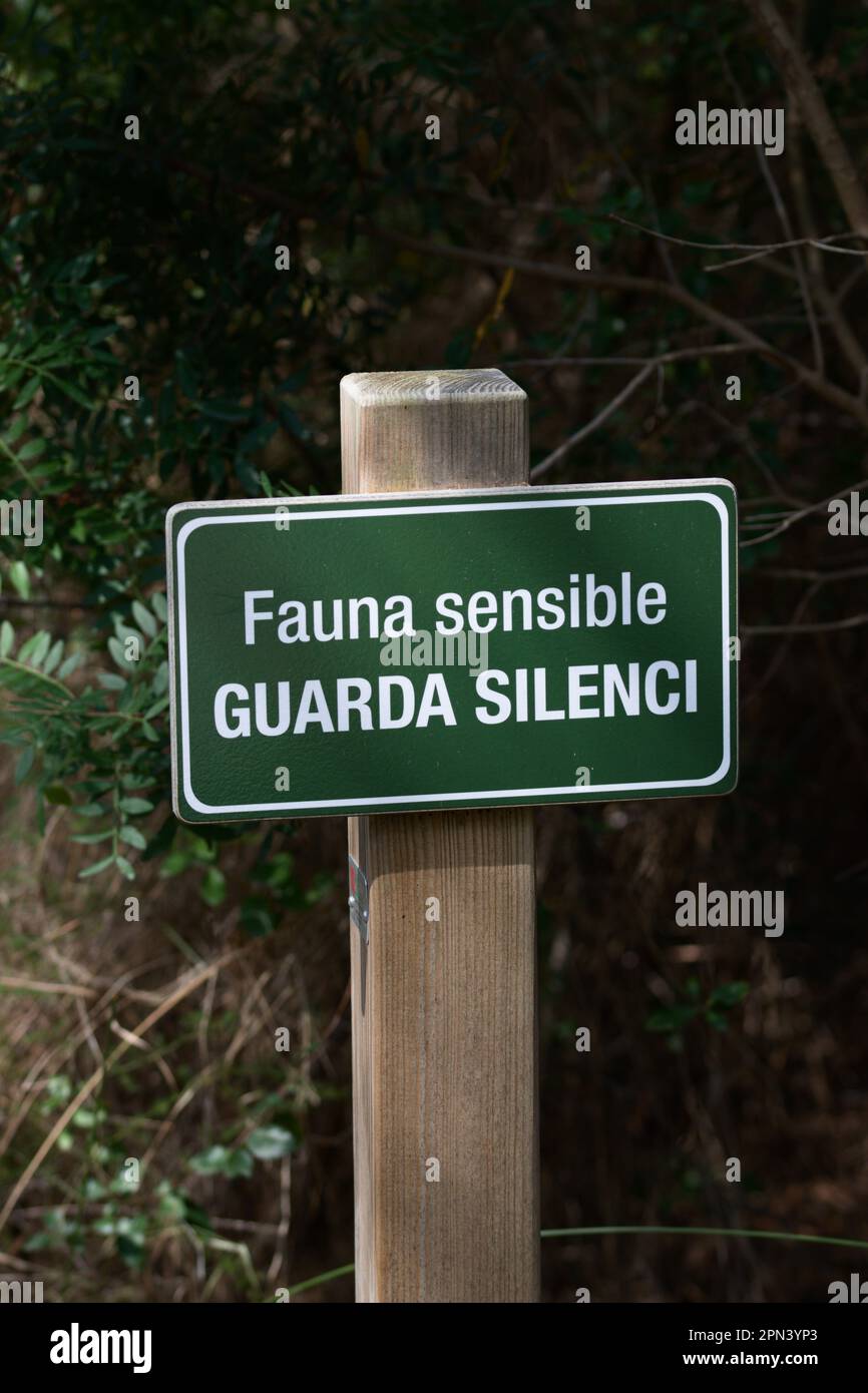Posta con un cartello di avvertimento in catalano in modo che il rumore non sia fatto e quindi non disturbare la fauna sensibile che si trova nei dintorni Foto Stock