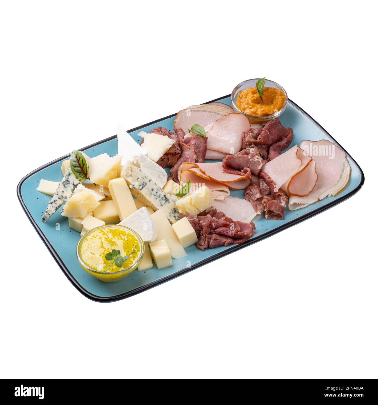 Menu di base per la cena del ristorante, piatto con pastrami di manzo e maiale, formaggi assortiti, crema dolce e panna piccante di verdure Foto Stock