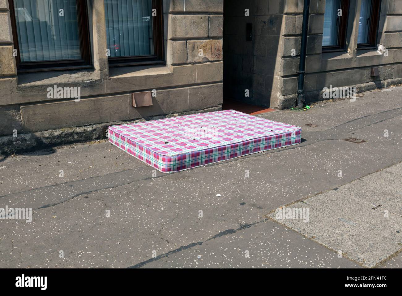 Materasso scaricato su una strada cittadina, Scozia, Regno Unito, Europa Foto Stock