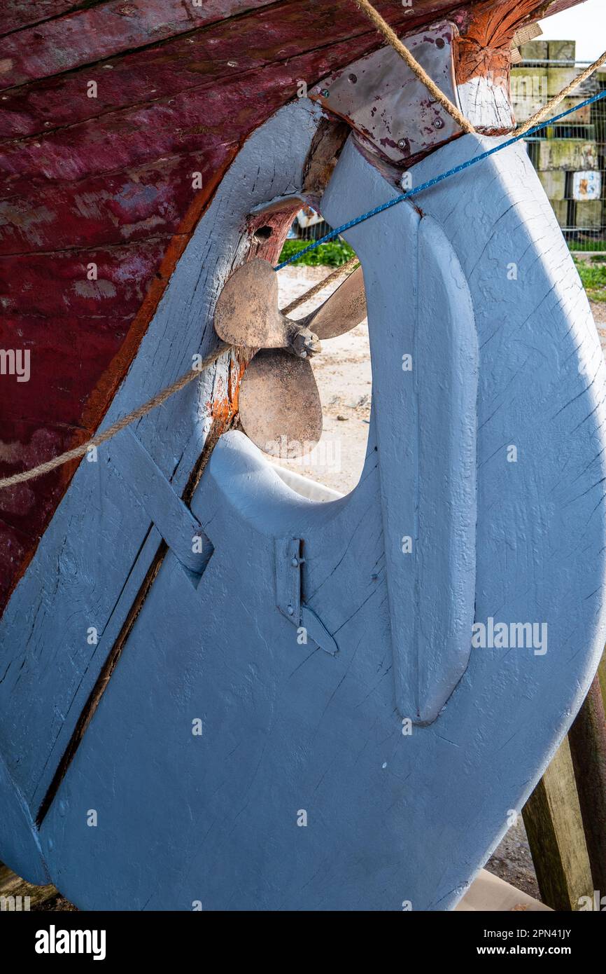 Restauro di un boat Hull, timone e Propeller a West Bay, Dorset. Concetto di direzione e potenza. Foto Stock