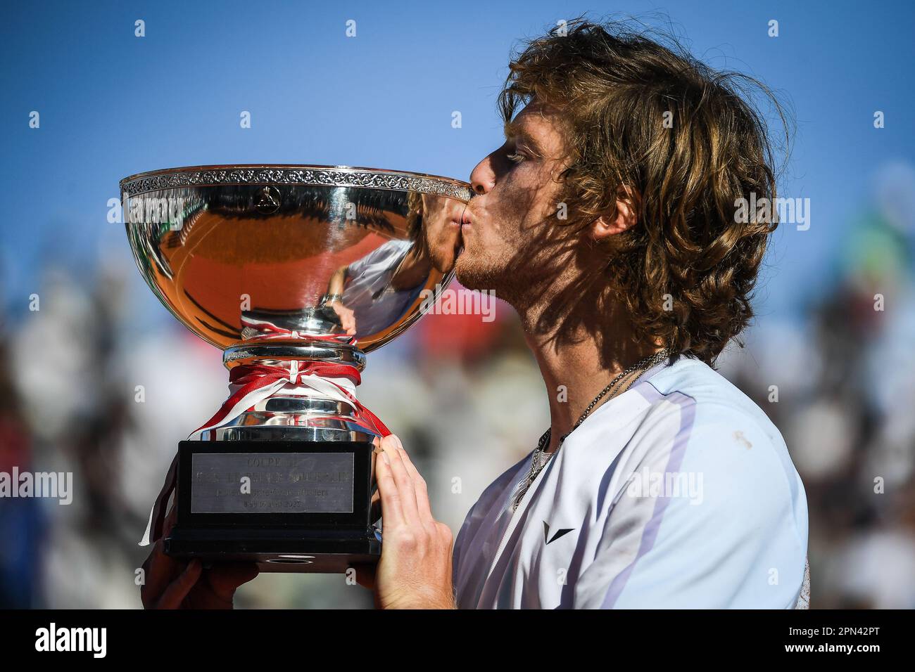 Roquebrune-Cap-Martin, Francia. 16th Apr, 2023. ANDREY RUBLEV di Russia festeggia con il trofeo dopo aver vinto la finale durante il Day Eight del Rolex Monte-Carlo Masters 2023, ATP Masters 1000 torneo di tennis al Monte-Carlo Country Club. (Credit Image: © Matthieu Mirville/ZUMA Press Wire) SOLO PER USO EDITORIALE! Non per USO commerciale! Foto Stock