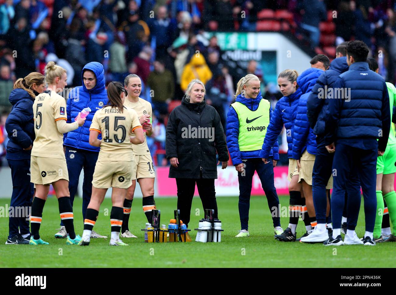 Emma Hayes (centro), manager del Chelsea, parla con la sua squadra alla fine della Coppa fa Vitality Women, partita semifinale al Poundland Bescot Stadium, Walsall. Data immagine: Domenica 16 aprile 2023. Foto Stock