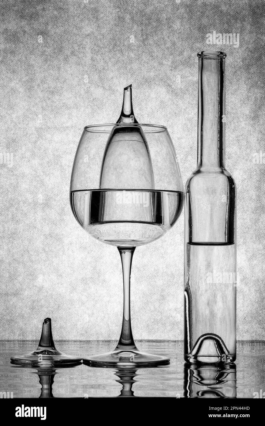 Bianco e nero ancora vita con bottiglie e un vetro rotto Foto Stock