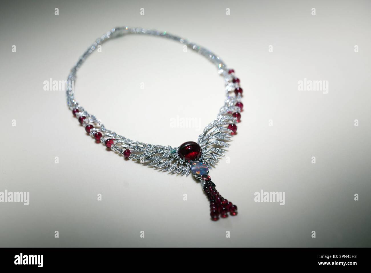 La collana, Cartier, 2019 anni, è esposta durante una Mostra Speciale HHartier e il Museo del Palazzo di Hong Kong di WomenHHat. La mostra presenta circa 300 splendidi tesori creati da Cartier, che espone preziosi gioielli, orologi, accessori e dischi d'archivio dal 19th° secolo ai giorni nostri, con un'evidenziazione sull'influenza dell'estetica cinese sullo stile di vita delle donne e sulla moda globale.11APR23 SCMP/ Yik Yeung-man Foto Stock