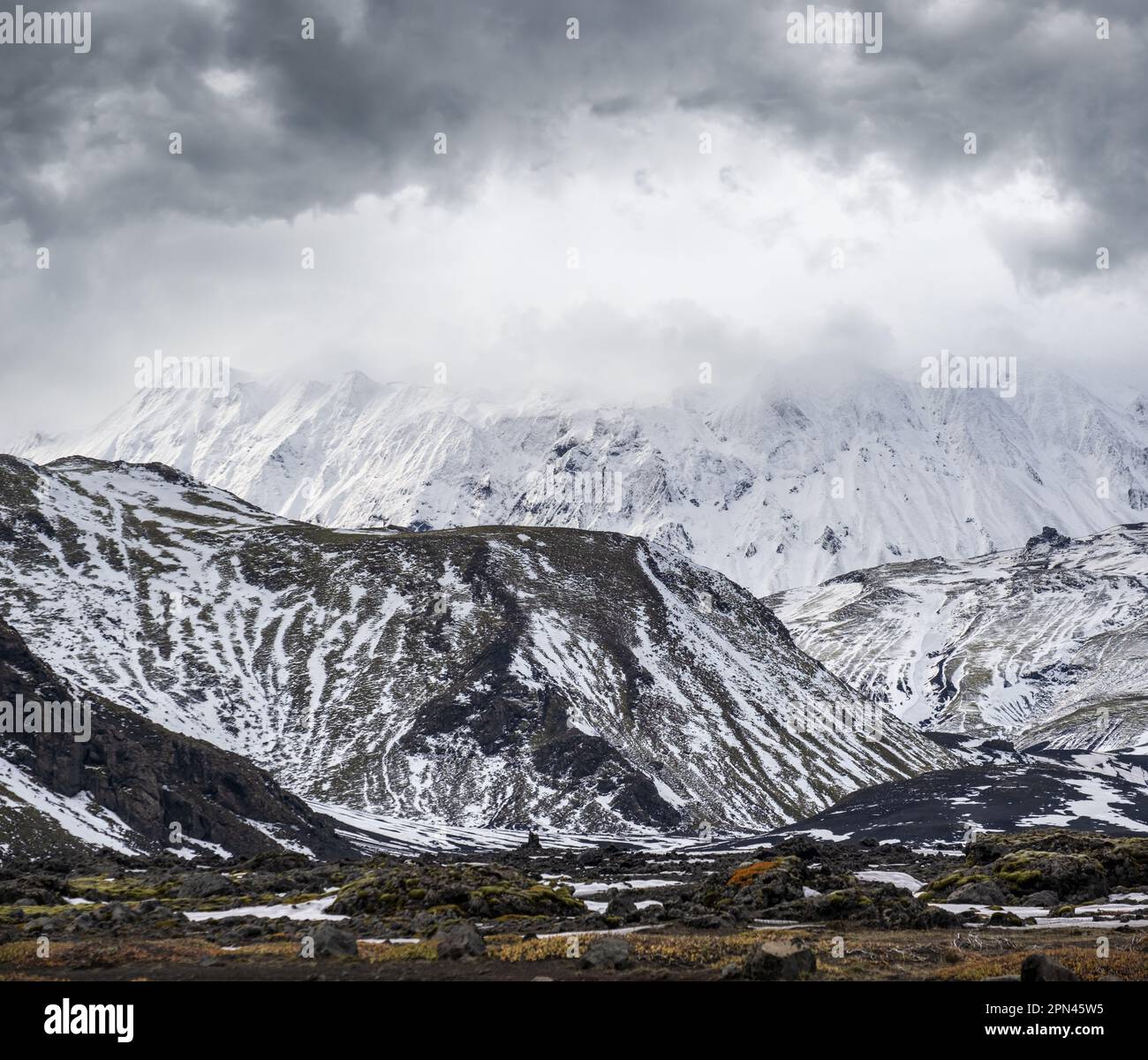 Montagne colorate Landmannalaugar sotto la neve in autunno, Islanda Foto Stock
