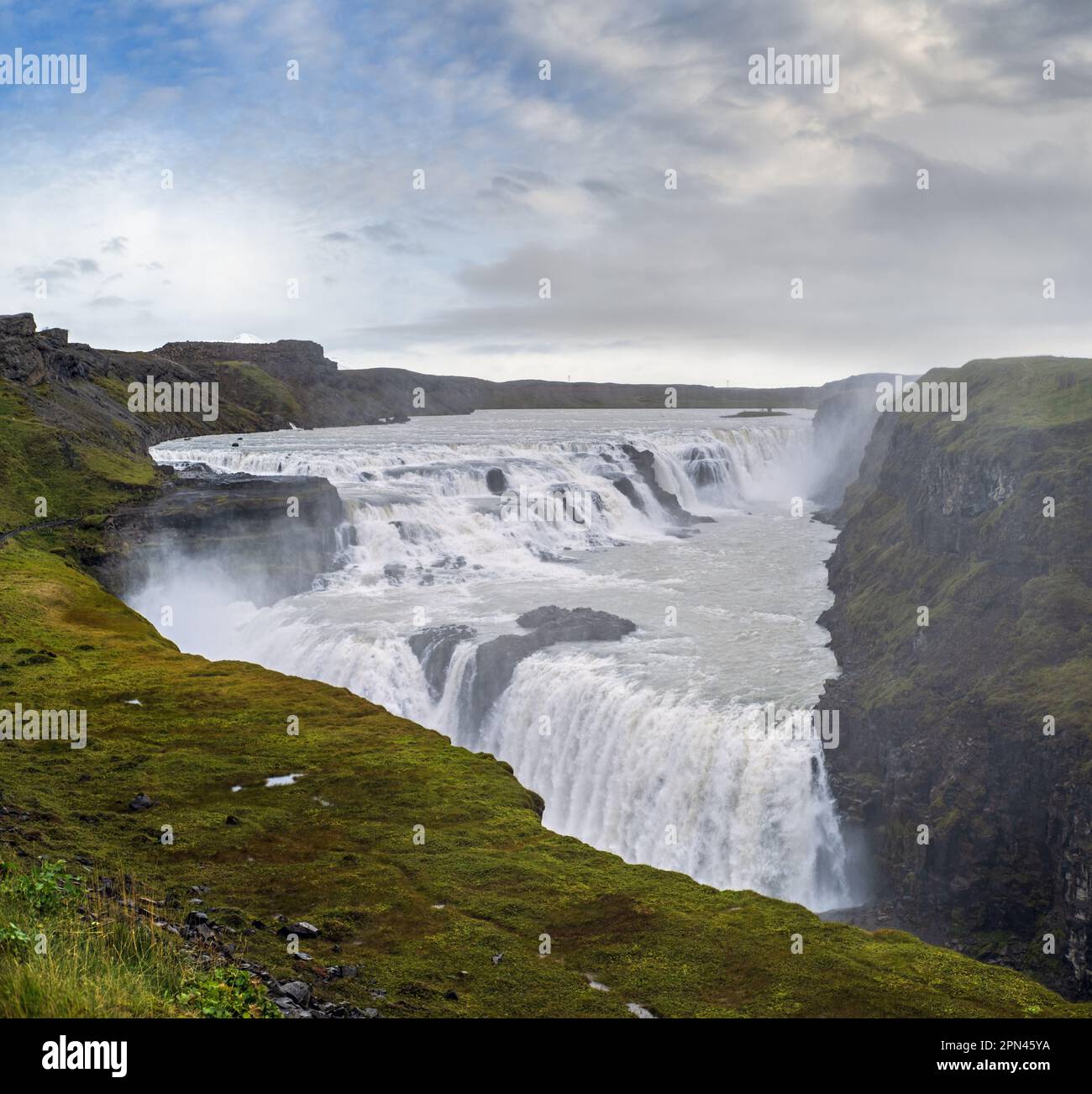 Pittoresco pieno di acqua grande cascata Gullfoss vista autunno, sud-ovest Islanda. Foto Stock