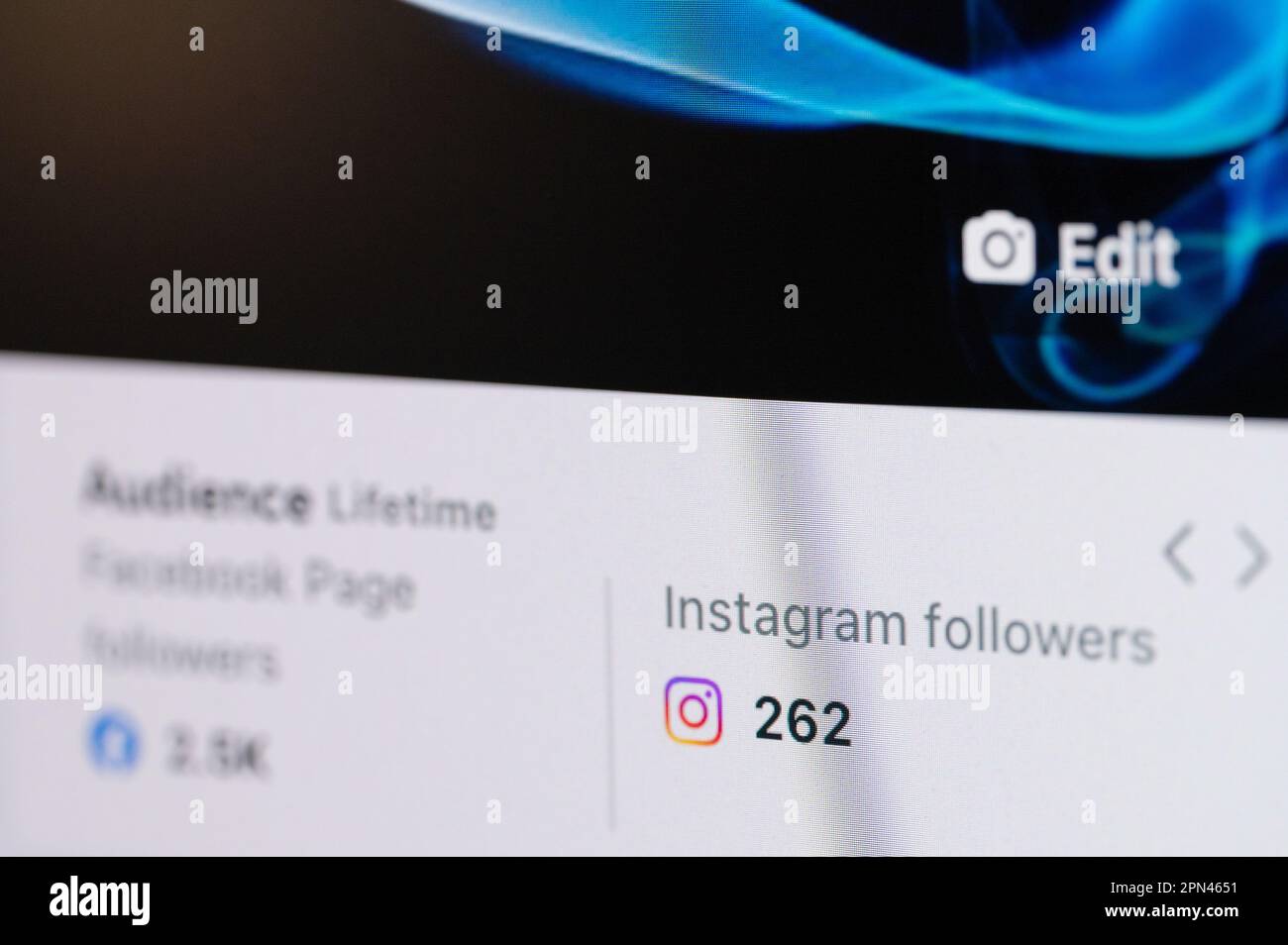 New york, Stati Uniti d'America - 14 Aprile 2023: Statistiche dei follower nella pagina di Instagram sullo schermo del computer Vista ravvicinata Foto Stock