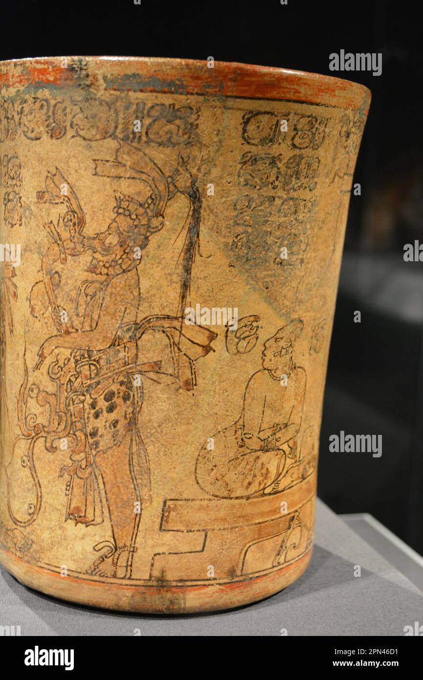 Le diverse facce della tazza da bere al cioccolato Maya conosciuta come Princeton Vase, ceramica dipinta con stuco, cultura Maya. Museo dell'Università di Princeton Foto Stock