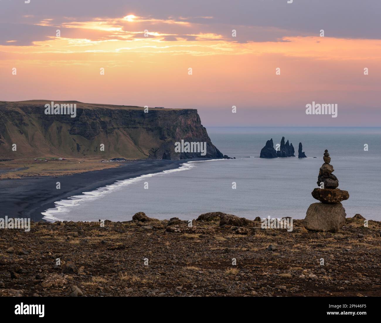 Pittoresca vista autunnale serale della spiaggia di sabbia vulcanica nera dell'oceano di Reynisfjara da Capo di Dyrholaey, Vik, Islanda del Sud. Foto Stock