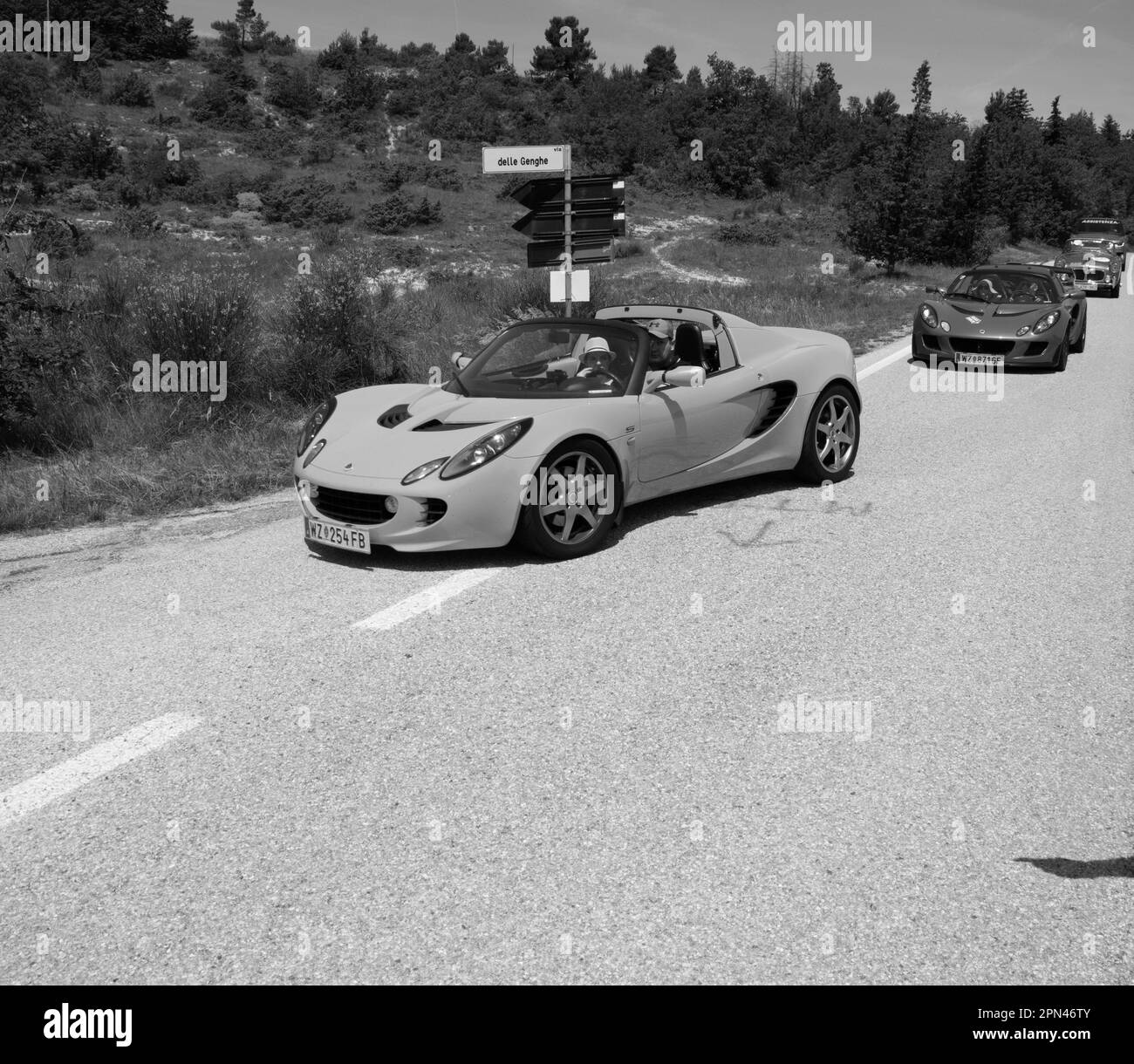 URBINO, ITALIA - 16 GIUGNO - 2022 : lotus elise su una vecchia auto da corsa nel rally Mille miglia 2022 la famosa corsa storica italiana Foto Stock