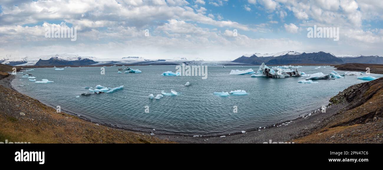 Jokulsarlon lago glaciale, laguna con blocchi di ghiaccio, Islanda. Situato in prossimità del bordo dell'Oceano Atlantico alla testa del ghiacciaio Breidamerkurjokull, Foto Stock