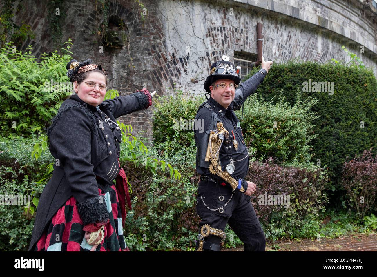 André Sielaff alias Lord Iron da Colonia und Edeltraud Kamp alias Freigesungen van Campen beim exklusiven Fotoshooting im Volksgarten mit Mitglieder Foto Stock