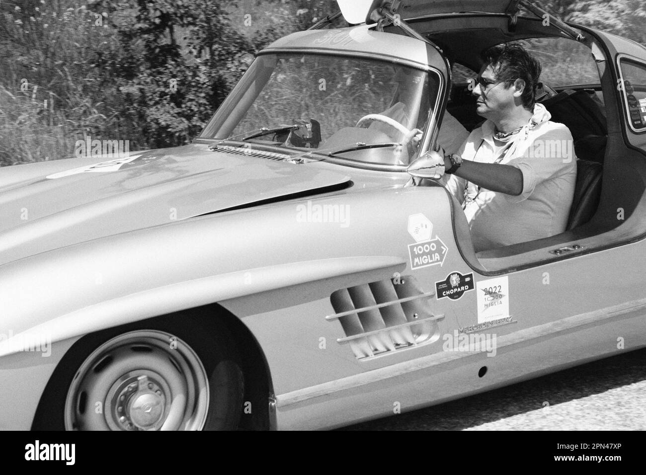 URBINO, ITALIA - 16 GIU - 2022 : MERCEDES BENZ 300 SL W 198 1955 su una vecchia auto da corsa nel rally Mille miglia 2022 la famosa corsa storica italiana Foto Stock