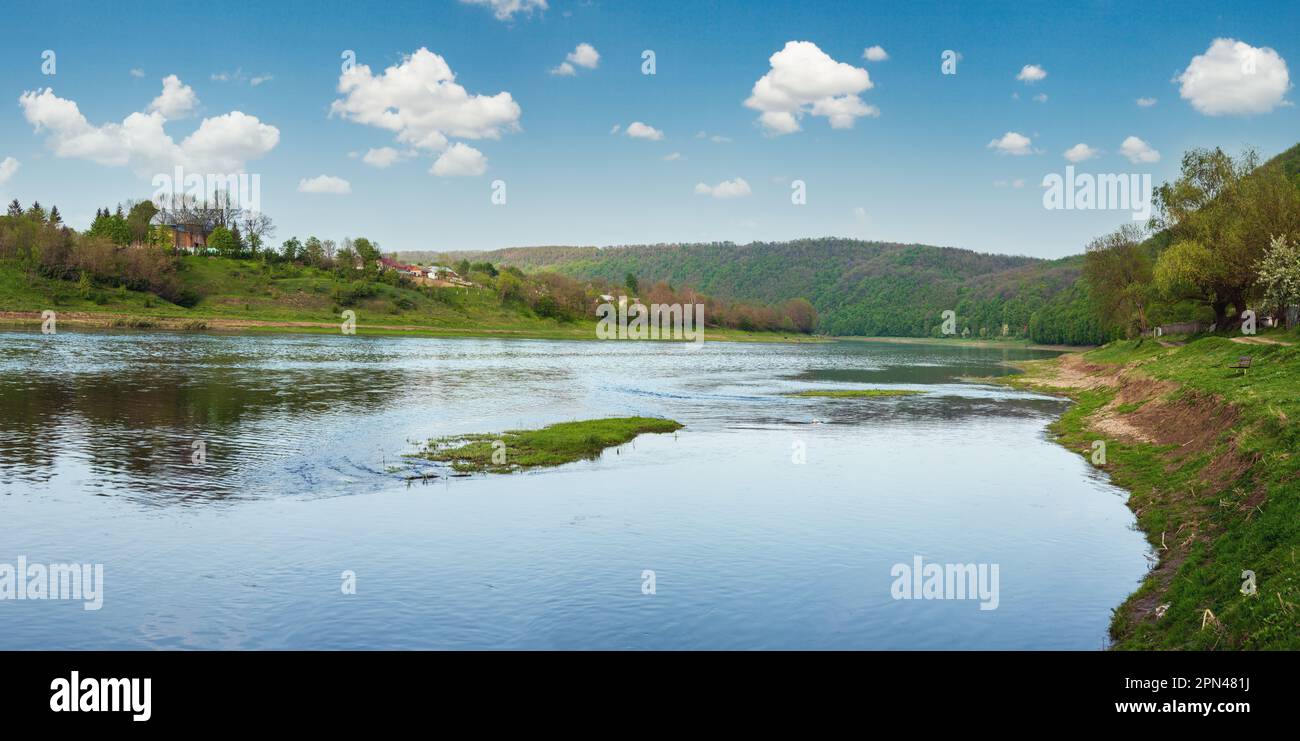 La molla pittoresco panorama del fiume Dnister. Villaggio Nezvysko, regione di Ternopil, Ucraina, l'Europa. Persone irriconoscibile. Foto Stock