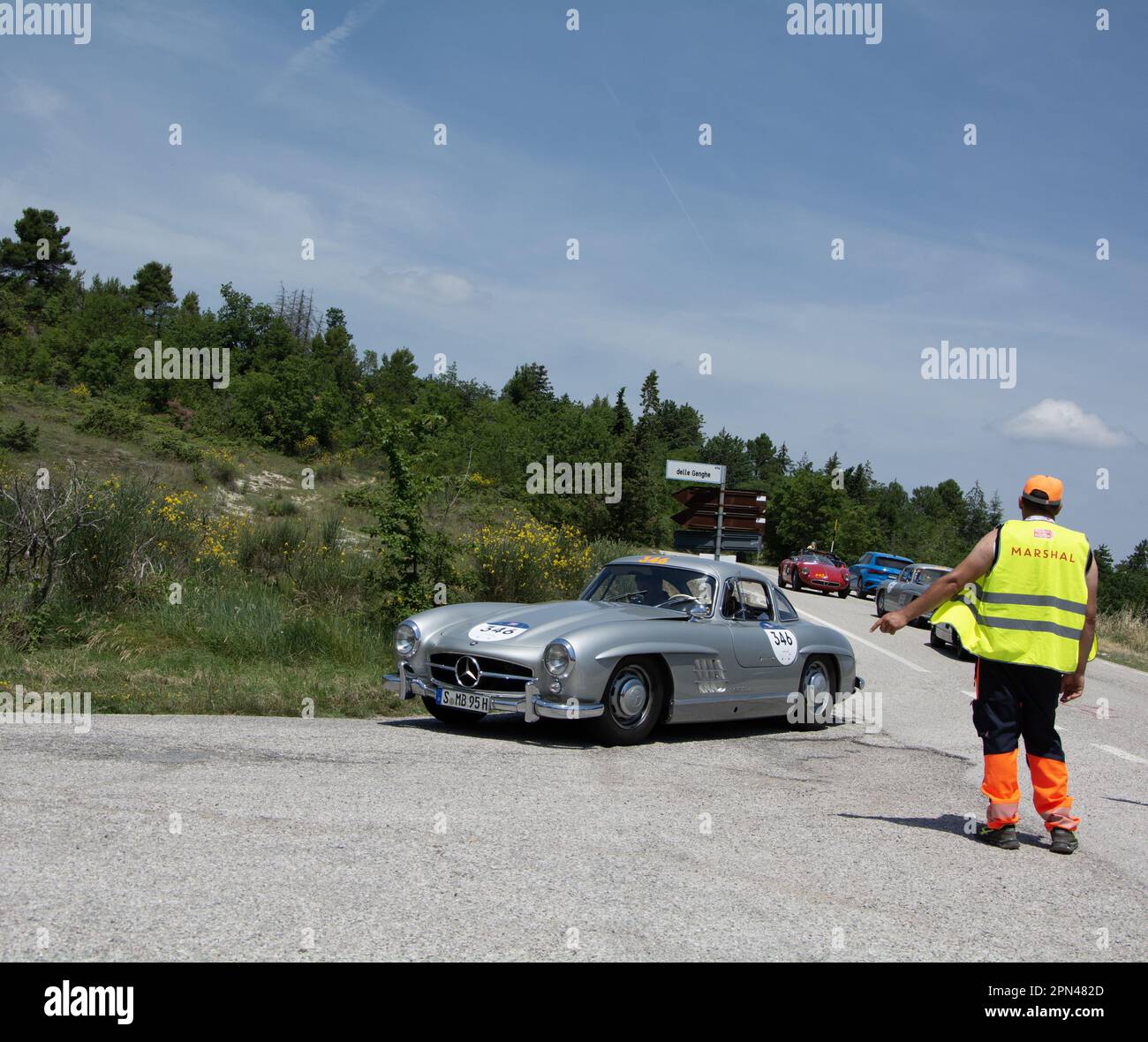 URBINO, ITALIA - 16 GIU - 2022 : MERCEDES BENZ 300 SL W198 1955 su una vecchia auto da corsa nel rally Mille miglia 2022 la famosa corsa storica italiana Foto Stock