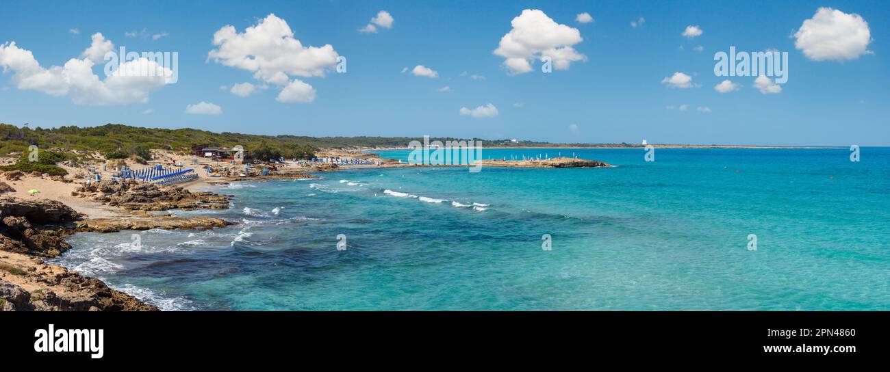 Pittoresca spiaggia di mare Ionio Punta della Suina nei pressi di Gallipoli, Salento, Puglia, Italia. Torre del Pizzo in lontano. Foto Stock