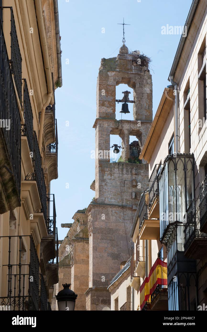 Centro di Ciudad Rodrigo, chiesa con nido di cicogna in cima al campanile Foto Stock