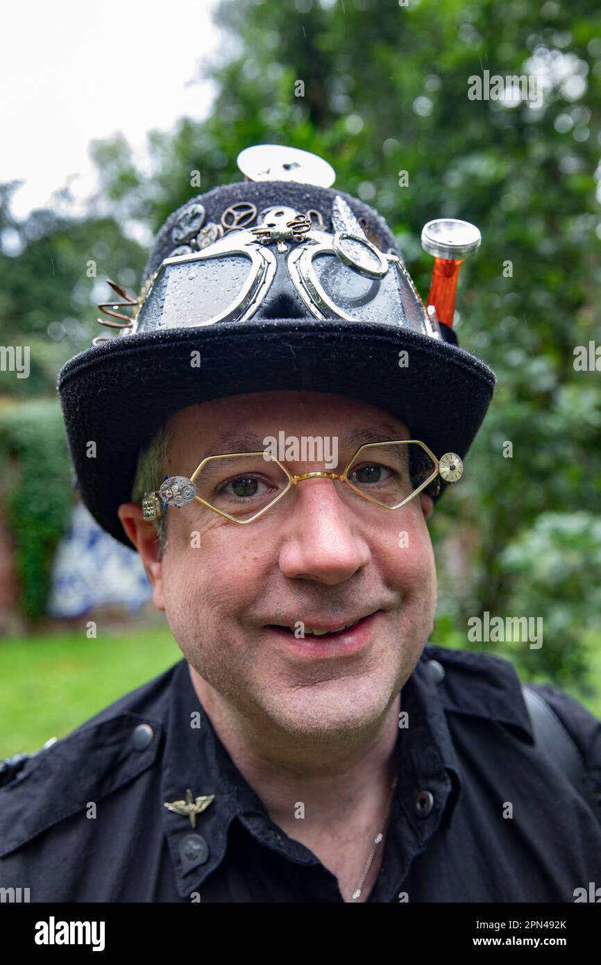 André Sielaff alias Lord Iron da Colonia beim exklusiven Fotoshooting im Volksgarten mit Mitgliedern des 1. Steampunk Club Köln. Köln; 26.09.2020 Foto Stock